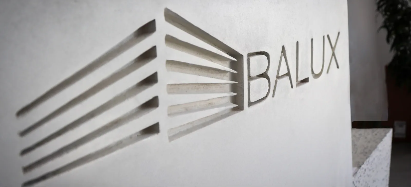 Logo balux incruste dans du beton.